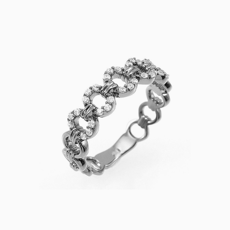 Circle chain link diamond ring
