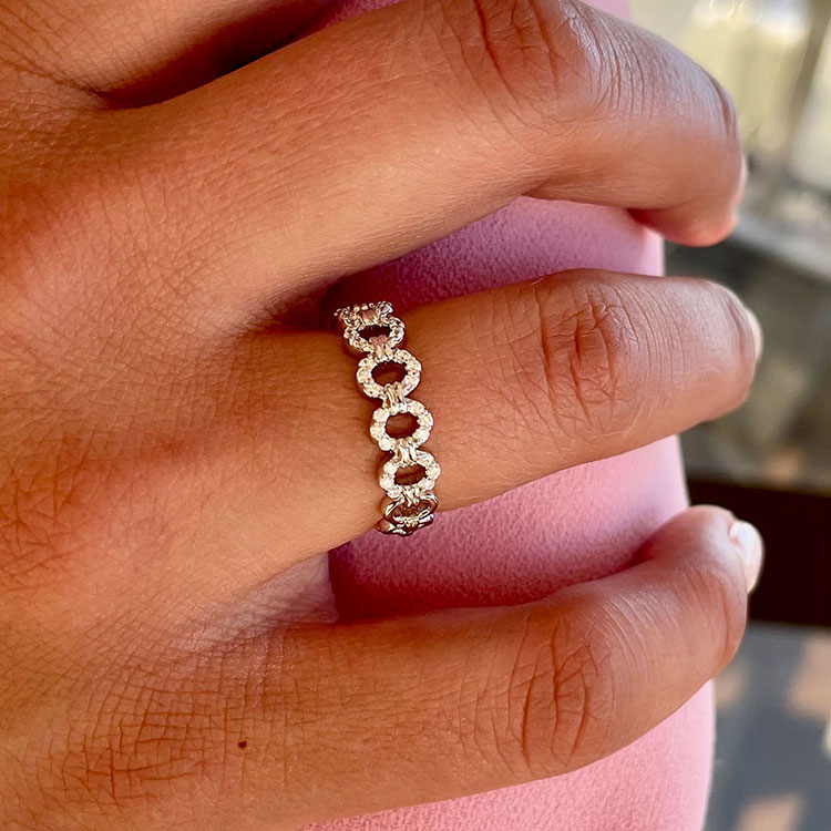 Circle chain link diamond ring