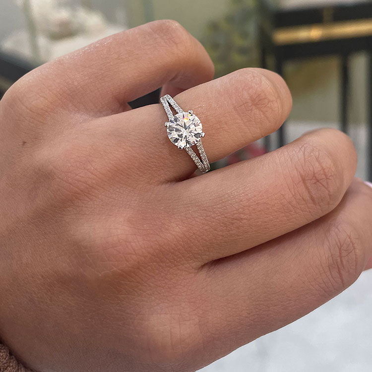Round brilliant cut diamond on a split shank